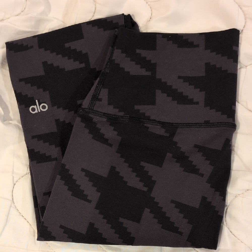 ALO Yoga Black and Gray Patterned Leggings